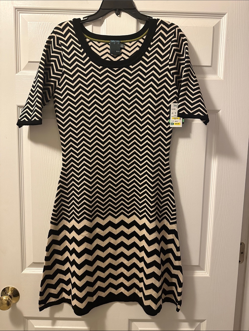 NWT Gabby Skye Black and Cream Zigzag Short Sleeve Knit Dress - Size M